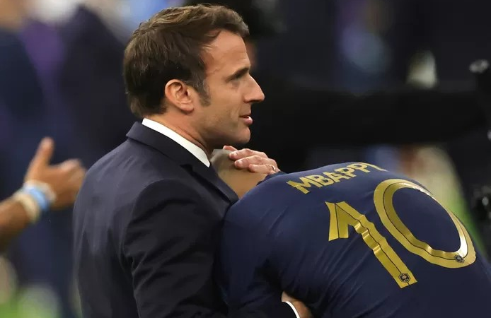 🇫🇷 Inconsolable, Mbappé réconforté par Emmanuel Macron: ce que le président français lui a dit