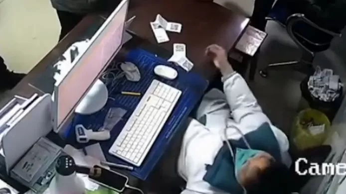 🇨🇳 (Vidéo) Un médecin chinois surchargé de travail s’effondre en plein service