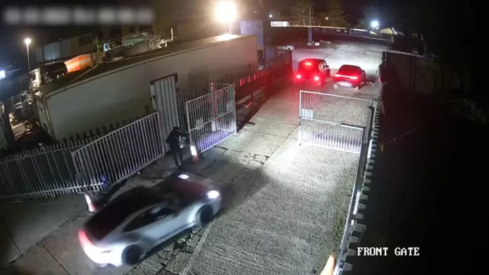 🚘 Des voleurs s’enfuient avec cinq voitures de luxe d’une valeur de plus de 800.000 euros (Vidéo)