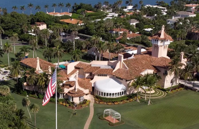 🇺🇸 De nouveaux documents confidentiels trouvés près de la résidence de Donald Trump