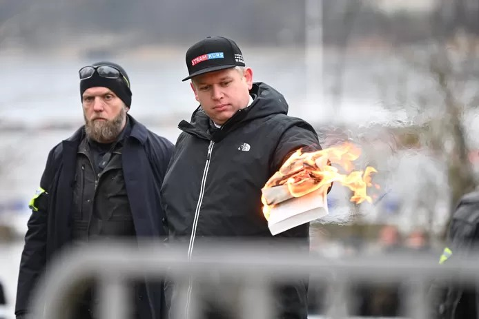 🇸🇪 Un Coran brulé lors d’une manifestation anti-turque en Suède provoque un nouvel incident diplomatique 1 🇸🇪 Un Coran brulé lors d’une manifestation anti-turque en Suède provoque un nouvel incident diplomatique