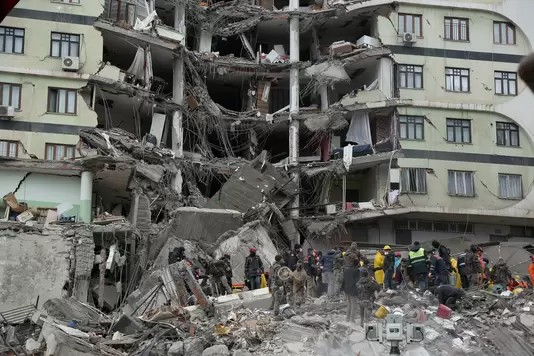 🌋 Seisme entre Turquie et Syrie : le bilan provisoire fait état de plus de 2.300 morts 1 🌋 Seisme entre Turquie et Syrie : le bilan provisoire fait état de plus de 2.300 morts