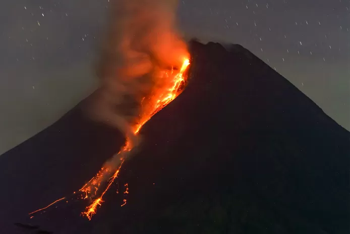 🌋 Le volcan indonésien Merapi, l’un des plus actifs au monde, crache de la lave en fusion 1 🌋 Le volcan indonésien Merapi, l’un des plus actifs au monde, crache de la lave en fusion