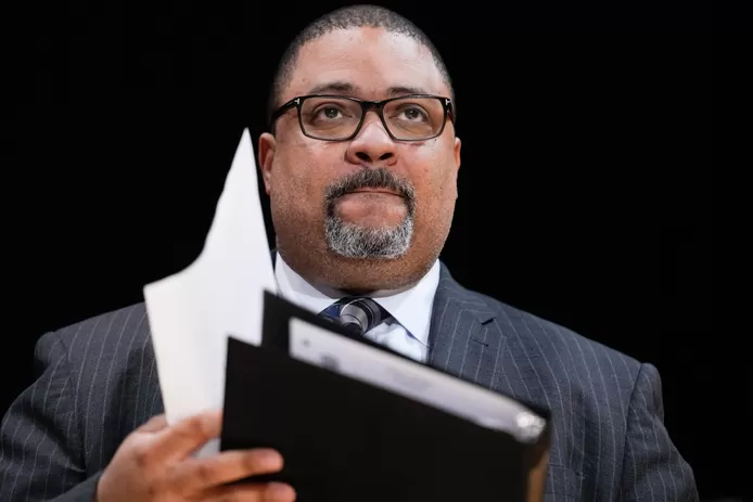 🇺🇸 Qui est Alvin Bragg, le procureur progressiste de New York qui a inculpé Donald Trump? 1 🇺🇸 Qui est Alvin Bragg, le procureur progressiste de New York qui a inculpé Donald Trump?