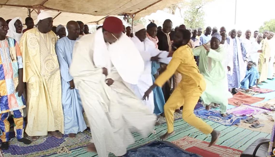 🇸🇳 Tentative d’assassinat d’un imam lors de la prière de Tabaski à Bambey (Vidéo) 1 🇸🇳 Tentative d’assassinat d’un imam lors de la prière de Tabaski à Bambey (Vidéo)