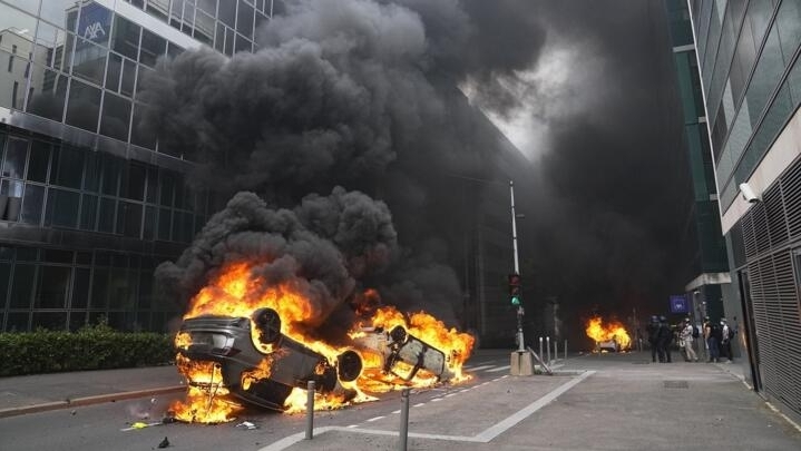 🇫🇷 Bilan des violences en France : 577 véhicules et 74 bâtiments incendiés, 871 incendies sur la voie public, 719 interpellations et 45 policiers blessés 1 🇫🇷 Bilan des violences en France : 577 véhicules et 74 bâtiments incendiés, 871 incendies sur la voie public, 719 interpellations et 45 policiers blessés