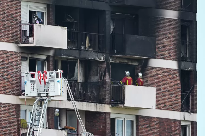 🇫🇷 Au moins trois morts, dont une adolescente de 13 ans par défenestration, dans l’incendie d’un immeuble près de Paris 1 🇫🇷 Au moins trois morts, dont une adolescente de 13 ans par défenestration, dans l’incendie d’un immeuble près de Paris