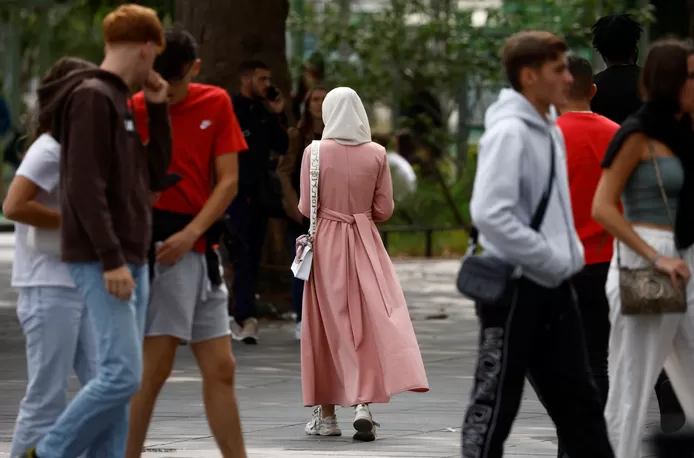 🇫🇷 Les élèves français portant l’abaya et le qamis ne seront plus acceptés en classe dès lundi 1 🇫🇷 Les élèves français portant l’abaya et le qamis ne seront plus acceptés en classe dès lundi