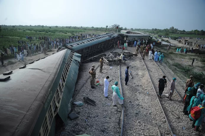 🇵🇰 Un train déraille au Pakistan et fait au moins 28 morts 1 🇵🇰 Un train déraille au Pakistan et fait au moins 28 morts