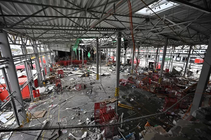 🇷🇺 Une frappe russe fait six morts dans un dépôt postal de la région de Kharkiv 2 image 128