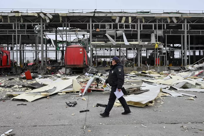 🇷🇺 Une frappe russe fait six morts dans un dépôt postal de la région de Kharkiv 4 image 130