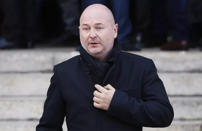 👥️ Cauet “au fond du trou” depuis son inculpation pour viols: “Il a peur de ce qui l’attend”