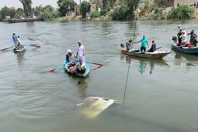 🇪🇬 Un bus tombe d'un ferry et plonge le Nil en Égypte: au moins dix morts 2 telecharger 42