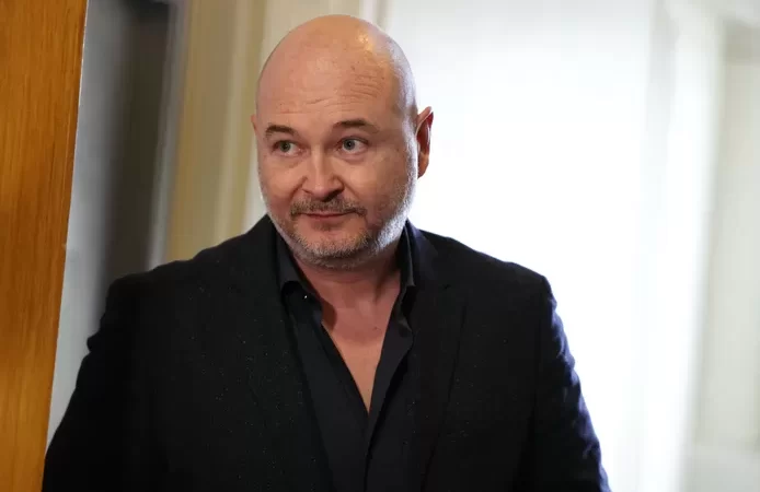 👥 Sébastien Cauet en garde à vue devant la brigade des mineurs