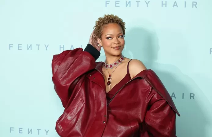 👥 “Incroyable”: Rihanna fait sensation en dévoilant sa chevelure au naturel
