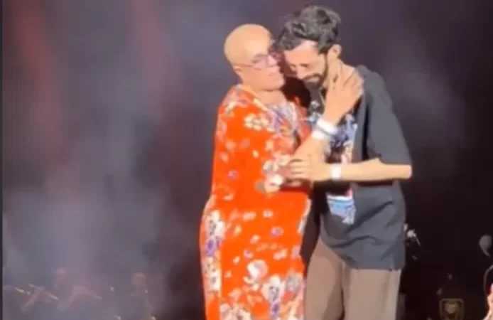 👥 Bigflo et Oli invitent sur scène leur mère atteinte d’un cancer: l’un des frères fond en larmes