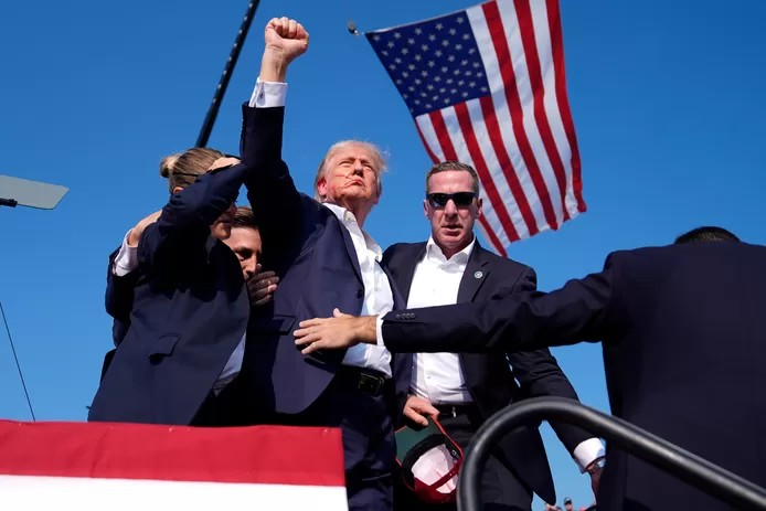 🇺🇸 Ces clichés vont devenir historiques: revivez la tentative d'assassinat de Donald Trump en images 1 🇺🇸 Ces clichés vont devenir historiques: revivez la tentative d’assassinat de Donald Trump en images