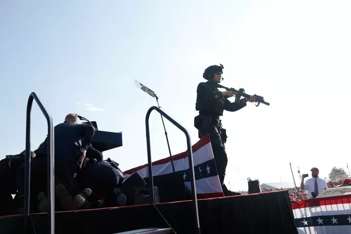 🇺🇸 Ces clichés vont devenir historiques: revivez la tentative d'assassinat de Donald Trump en images 5 image 27