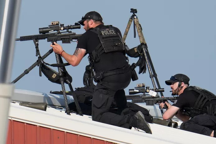🇺🇸 Ces clichés vont devenir historiques: revivez la tentative d'assassinat de Donald Trump en images 8 image 30