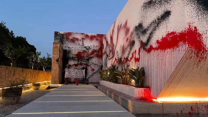 🇪🇸 Des militants écologistes vandalisent une maison appartenant à Lionel Messi à Ibiza