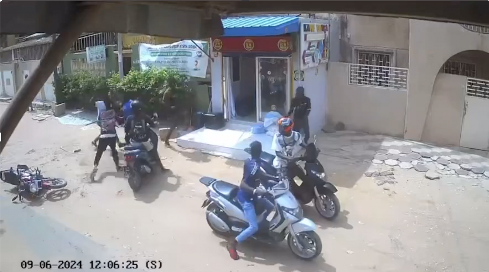 🇸🇳 Arrestation de deux malfaiteurs après un braquage spectaculaire aux HLM 1 🇸🇳 Arrestation de deux malfaiteurs après un braquage spectaculaire aux HLM