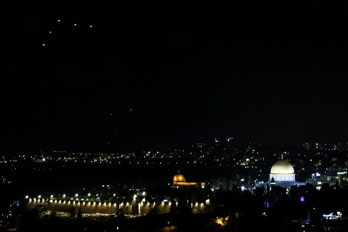 🇮🇷 L’Iran a tiré des missiles sur Israël et promet des “attaques écrasantes” en cas de riposte 3 image 4