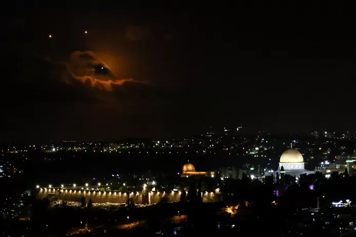 🇮🇷 L’Iran a tiré des missiles sur Israël et promet des “attaques écrasantes” en cas de riposte 5 image 6