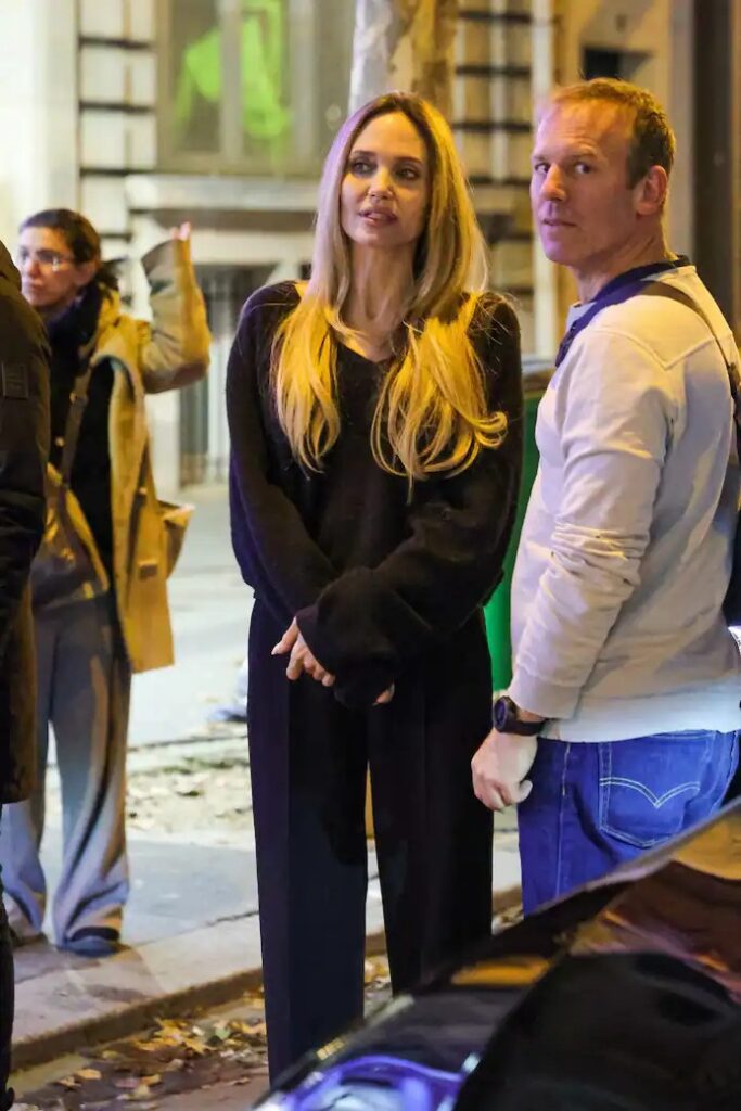 👥️ Angelina Jolie privatise un magasin Darty en plein Paris 2 1734085583561645611047114262397