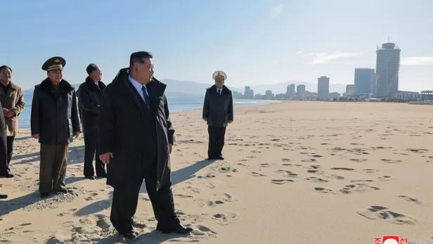 🇰🇵 Corée du Nord : Kim Jong Un dévoile un ambitieux projet touristique balnéaire 1 🇰🇵 Corée du Nord : Kim Jong Un dévoile un ambitieux projet touristique balnéaire