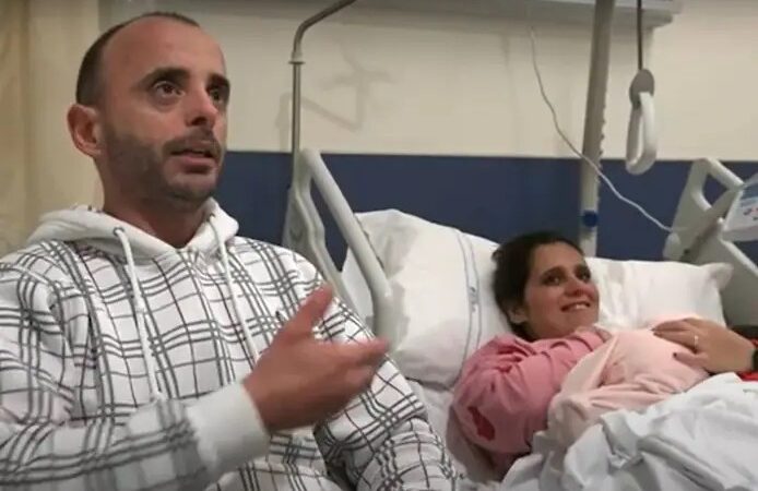 🇮🇹 “Nous pensions qu’elle avait la grippe, mais soudain une tête est apparue”: une Italienne de 42 ans accouche d’une manière inattendue