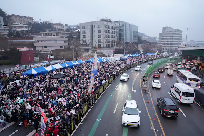 🇰🇷 L’ex-président sud-coréen toujours retranché dans sa résidence, un nouveau mandat d’arrêt émis à son encontre 2 image 146