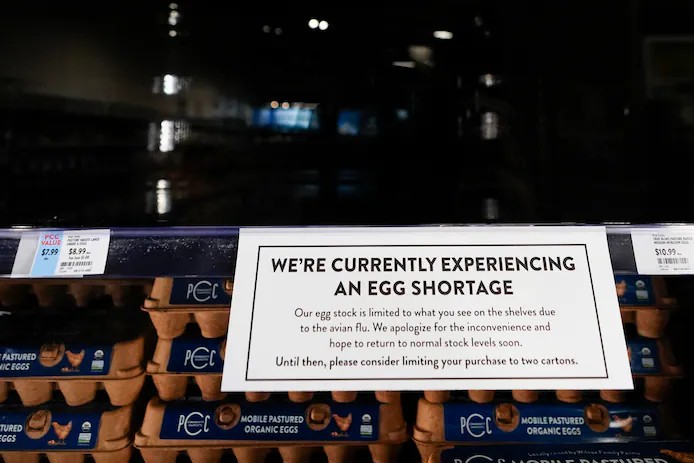 🇺🇸 “Un butin de plus de 40.000 dollars”: des voleurs dérobent 100.000 œufs devant un supermarché 2 17387950836457004007662114395223