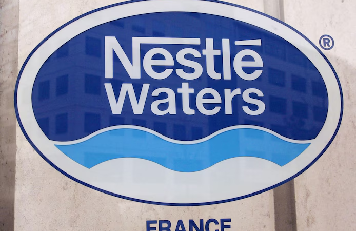 🇫🇷 Nestlé aurait commercialisé des eaux non conformes avec l’aval de l’État français, selon une enquête