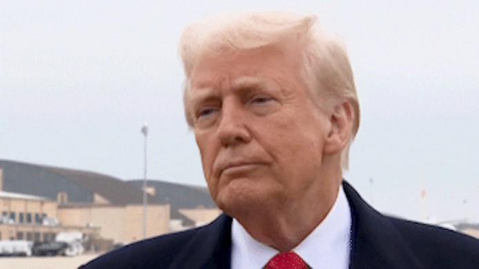 🇺🇲 Trump reçoit un micro en plein visage lors d’une interview, sa réaction en dit long (Vidéo)