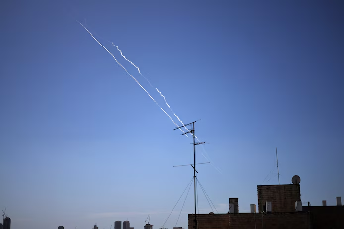 🇾🇪 Les Houthis lancent des missiles vers Israël et un navire américain, tensions régionales accrues 2 image 275