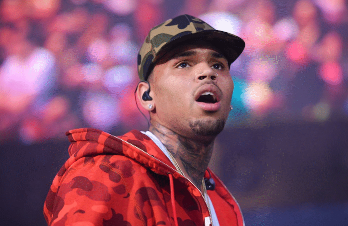 👥 Chris Brown, inculpé de coups et blessures, reste en détention au Royaume-Uni