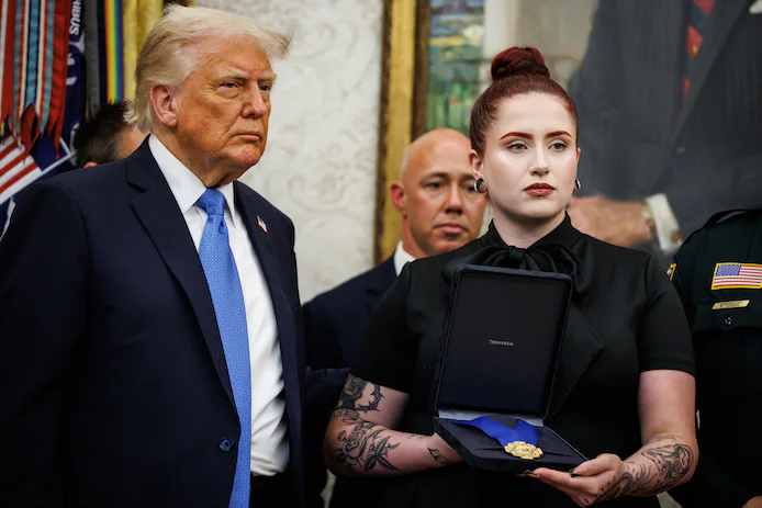 🇺🇸 “Mon pire cauchemar” : une Américaine reçoit une médaille de Trump et sa réaction devient virale 2 image 182