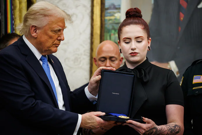 🇺🇸 “Mon pire cauchemar” : une Américaine reçoit une médaille de Trump et sa réaction devient virale 3 image 183